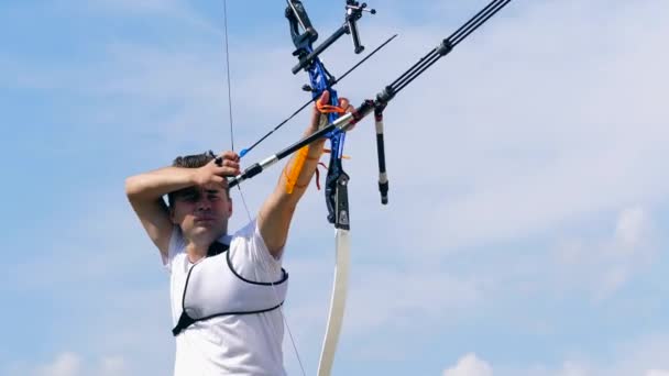 Male archer is shooting after aiming. Shooting with a bow and arrows. — Stock Video