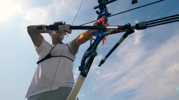 Archer está puxando a corda no arco moderno — Vídeo de Stock
