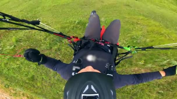 Paragliding vlucht uitgevoerd dicht bij de grond — Stockvideo