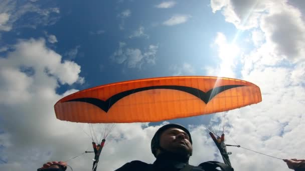 Himlen och mannen med paraplane mot den. Paragliding aktivitet i Sky. — Stockvideo