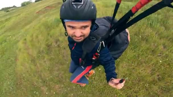 Mann fliegt mit Gleitschirm über der Erde — Stockvideo