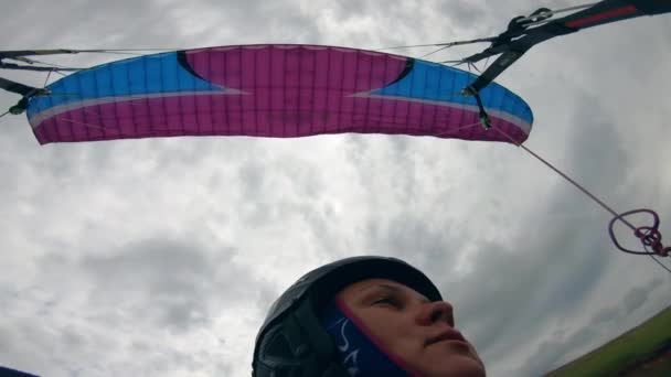 Închiderea feței femeilor în timp ce zboară cu parapanta — Videoclip de stoc
