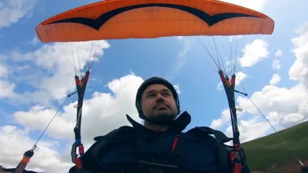 Erkek yamaç paraşütü aracını uçuruyor. — Stok video