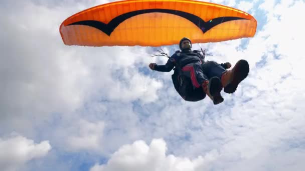 Paraplane vlucht van de man in de lucht. Extreme sport concept. — Stockvideo