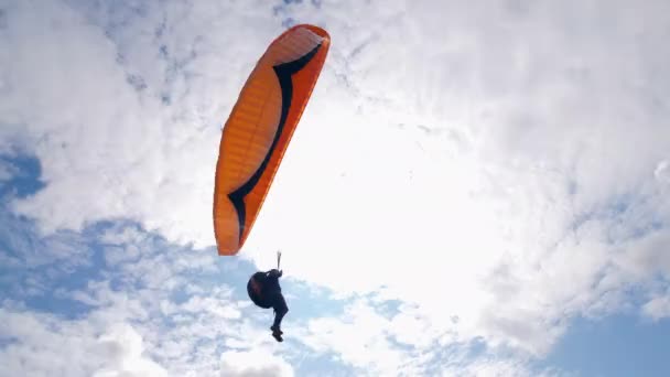 Le parapente masculin vole loin dans les airs. Activité de parapente dans le ciel . — Video