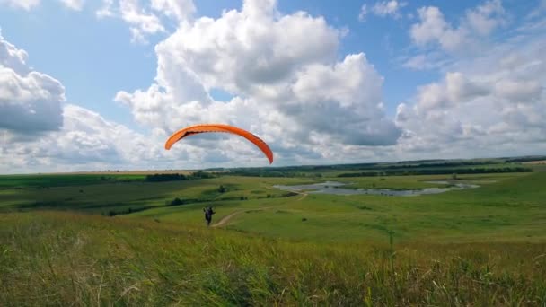 Actividade de parapente no céu. Paisagem natural com o homem voando o paraplano . — Vídeo de Stock