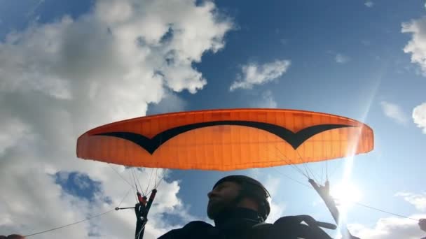 Processus de parapente d'un l'homme avec la paruline. Parapente volant . — Video