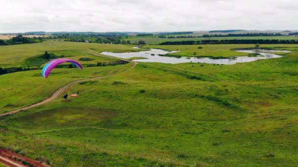 Parasailing vlucht ver boven de grond uitgevoerd — Stockvideo