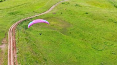 Parafoil uçan bir kişi yukarıdan bakın. Ekstrem spor konsepti.