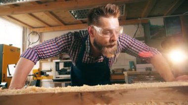 Odun yontmayavaş hareket uzağa üfleme alıyorum