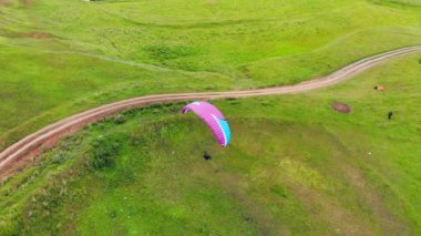 Alanların üzerindeki parasailing uçuşunun en iyi görünümü