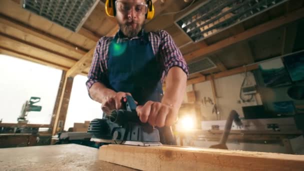 Proceso de aserrado de la madera realizado por el artesano — Vídeos de Stock