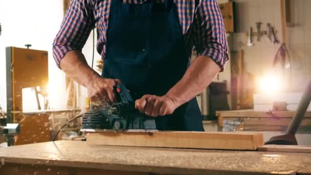 Ремесленник распиливает деревянный блок в замедленной съемке — стоковое видео