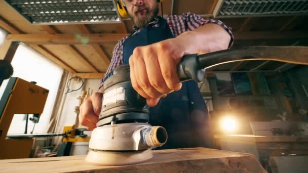 Γυάλισμα ξύλου αργής κίνησης που κατέχει ο ξυλοάνθρωπος — Αρχείο Βίντεο