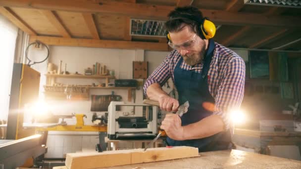 Conseil en bois est haché avec des outils de menuiserie — Video