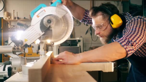 L'artisan coupe le bois avec une scie rotative au ralenti — Video