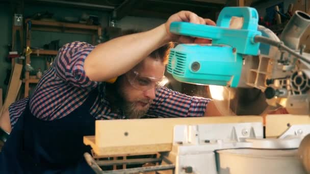 Roterende zaag is wennen aan het snijden van hout door de timmerman — Stockvideo