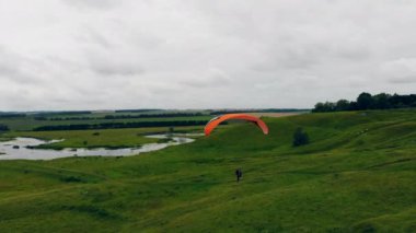Bir kişi üst görünümünde parawing uçuyor