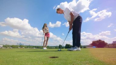 İnsanlar yazın bir sahada golf oynarlar. Golf oynayan golfçüler, spor yaşam tarzı kavramı.