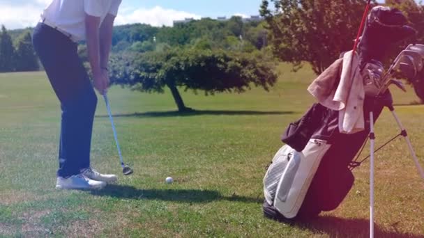 Professionell golfare träffar en boll med en klubb på en kurs. Golfare spelar golf, sport livsstil Concept. — Stockvideo