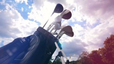Bir gökyüzü arka plan üzerinde bir çanta içinde Golf kulüpleri.