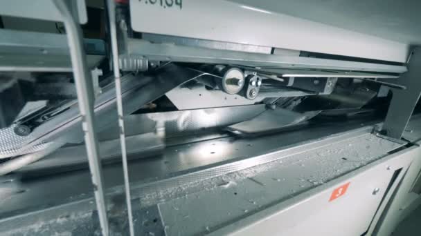 Typografische Maschine arbeitet in Druckerei mit weißen Seiten. — Stockvideo