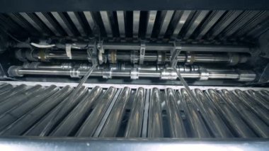 Silindirli baskı makinesi tipografi odasında çalışıyor.