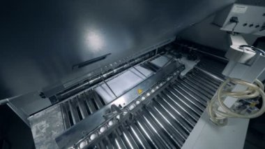 Beyaz sayfalar üst üste tipografik çizgiye giriyor.