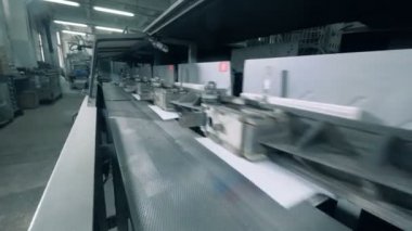 Tipografik konveyör üzerinde kağıt ile çalışır.