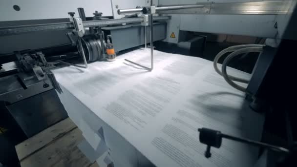 Σύγχρονη μηχανή μετακινεί τυπωμένα φύλλα σε μια τυπογραφική γραμμή. — Αρχείο Βίντεο