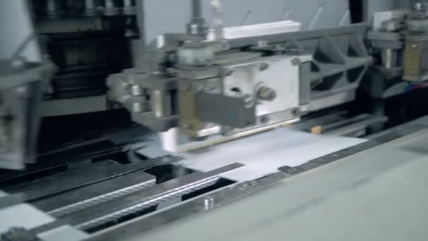 Automatisierte Maschine arbeitet mit Papiereinband auf einer Linie. — Stockvideo