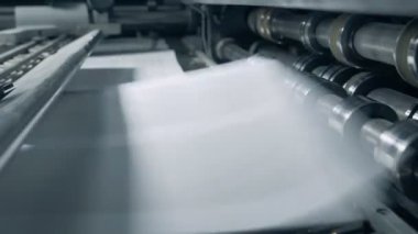 Satırda tipografik bir satırda hareket eden yazdırılan sayfalar.