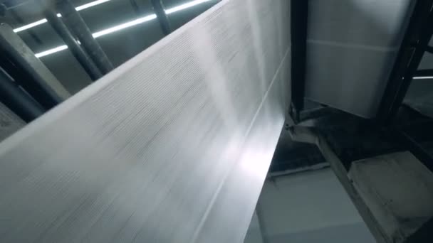 Rolling konveyor memindahkan lembar koran di kantor pencetakan . — Stok Video