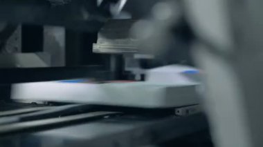 Baskı ofis makinesi bir satırüzerinde kitap kenarlarını kesti.