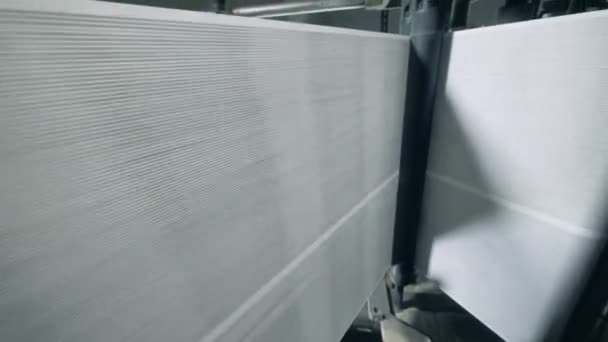 Białe arkusze walcowane na przenośniku w biurze drukarni. — Wideo stockowe