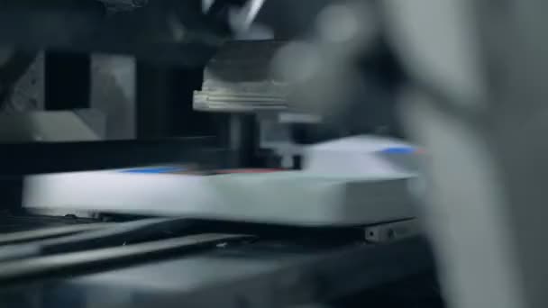Druckereimaschine schneidet Buchkanten auf einer Linie ab. — Stockvideo