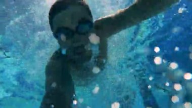 Kamerası olan bir adam dalıyor ve kendini vuruyor.