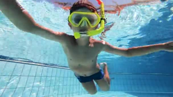 Un enfant essaie de nager en portant un masque de plongée — Video