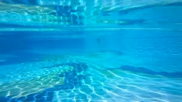 游泳池的水面和一个人扔掉太阳镜 — 图库视频影像