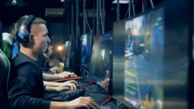 Bir video oyunu oynayan erkeklerle oyun kulübü