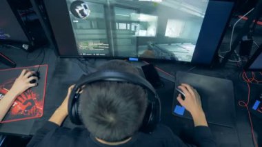 Çok oyunculu oyun genç bir grup erkek tarafından oynanır