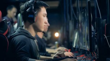 Video oyunu oynayan erkek oyuncuların yan görünümü