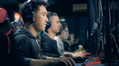 Bir grup adamın Mmorpg oynadığı bilgisayar kulübü