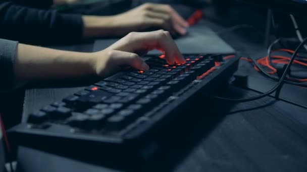 Männliche Hände bedienen eine beleuchtete Tastatur in Großaufnahme — Stockvideo