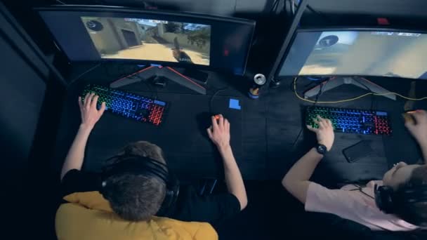 游戏俱乐部与家伙玩电脑在顶视图 — 图库视频影像
