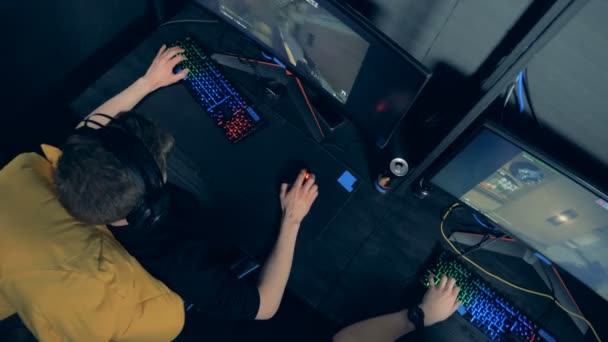 Multiplayer spel wordt gespeeld door twee jongens in een computer Club — Stockvideo