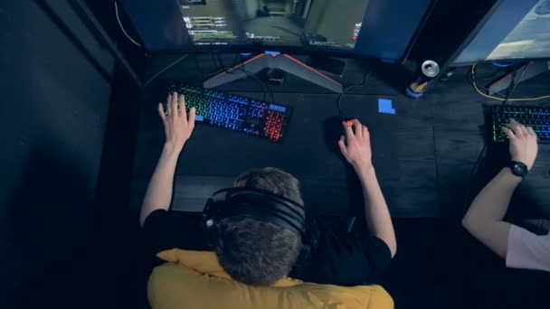 Los hombres están jugando un juego MMORPG en una vista desde arriba — Vídeo de stock