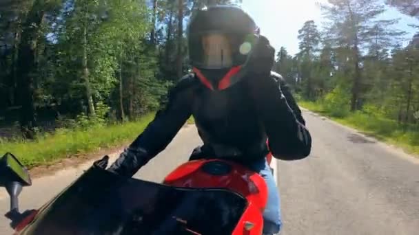 Jinete masculino conduce rápido en una moto . — Vídeo de stock