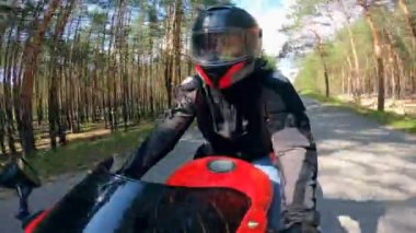 Profesyonel bisikletçi hızlı bir yolda bir motosiklet sürme.