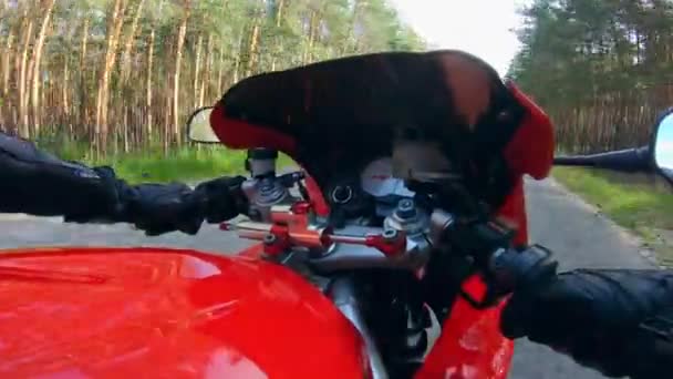 Egy motoros lovaglás egy motorkerékpár, kezében két kormány. — Stock videók
